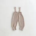 Vista dettagliata di pantaloni con bretelle in maglia per neonati color beige, cotone morbido. - 90cm / Pantaloni e gonne / Albicocca chiaro