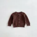 Cardigan in maglia di cotone marrone per bambini, maniche lunghe e chiusura con bottoni. - 66cm / Top / Marrone