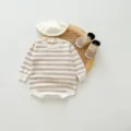 Baby Strick-Strampler Set mit Mütze und Schuhen, gemustertes Detail für den täglichen Komfort. - 66cm / Grauer Streifen