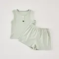 Set estivo a due pezzi a costine verde chiaro per bambina, top smanicato e pantaloncini - 66cm / Top e Pantaloni / Verde chiaro