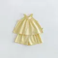 Vista dettagliata del top halter a quadri vichy giallo e bianco con pantaloncini. - 73cm / Top e Pantaloni / Giallo