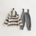 Conjunto de punto para bebé, cárdigan con capucha de rayas grises y blancas y pantalón con tirantes. - 66cm / Gris