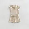 Set estivo a coste per neonati, t-shirt carina con colletto alla marinara e pantaloncini con volant. - 66cm / Albicocca Chiaro