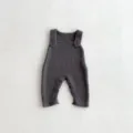 Dunkelgrauer Baby Strampler aus Strick, bequeme Latzhose mit Knöpfen für Kleinkinder ideal. - 66cm / Grau