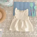 Gedetailleerd overzicht van beige baby meisje zomerjurk met volants, schattige peuterkleding. - 66cm / Dresses