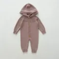 Cómodo pelele de punto para bebé con capucha y botones. Suave mono cálido para recién nacidos. - Rosa Arcilla