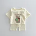 Vista ravvicinata del set estivo da neonato in maglia a costine con stampa di orsetto. - 66cm / Parte Superiore e Parte Inferiore / Giallo