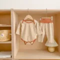 Completo body e pantaloni a vita alta a quadretti in cotone per neonati e bambini. - 80cm / Khaki chiaro