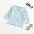 Vue détail haut bébé fille en coton manches longues, joli col poupée et boutons au dos. - 60CM / Bleu clair