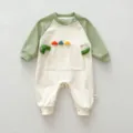 Gedetailleerd overzicht baby rompertje lange mouw dinotas, zachte stof, drukknooppen. - 100cm / Abrikoos en Groen