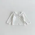 Camiseta blanca de manga larga para bebé con cuello babero, parte superior minimalista. - 66cm / Camiseta de capa base