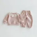 Completo autunnale rosa da bambina con felpa con colletto in pizzo e pantaloni comodi e morbidi. - 73cm / Sopra e Sotto / Rosa