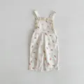 Vista dettagliata di una salopette in cotone per neonata con stampa di orsetto e volant. - Pantaloni e gonne