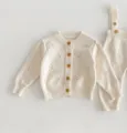 Ensemble cardigan en tricot et pantalon à bretelles pour bébé brodé de fleurs. - 90cm / Cardigans abricot beige