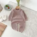 Détail de la jolie barboteuse bébé en tricot rose avec poche frontale douce et confortable. - 66cm / Rose Argile