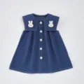 Bonito vestido vaquero de verano sin mangas para niña con cuello marinero y apliques de conejo. - 80cm / Azul