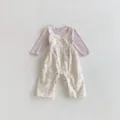 Detailansicht des niedlichen Baby Mädchen Blumen Latzhose und Langarmshirt Set Baumwolle. - 66cm / Oben Und Unten / Aprikose