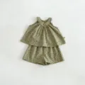 Dettaglio di abbigliamento bimbi a fiori verdi, top smanicato e comodi pantaloncini coordinati. - 73 / Top e Pantaloni / Verde