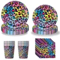 Detailansicht von bunten Einweg-Papptellern, -bechern und -servietten mit Neon-Leopardenmuster. - 4-teiliges Set - Neon-Leopard