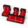 Caja de Joyas LED de Cuero PU Negro Expositor Almacenamiento Anillo Collar Pulsera - Estuche para anillos / Modelo con Luz LED / Negro