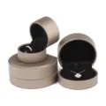 Champagnerfarbenes Leder Schmuckkästchen Set mit weichem, schwarzem Innenfutter für Ringe. - Ringbox / Hellgold