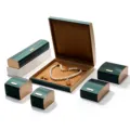 Luxe groen geborsteld lederen sieradendoosjes met gouden randen voor ringen, kettingen, armbanden. - Hanger Doos / Groen