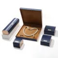 Luxe donkerblauwe lederen sieradendoos set met goudrand voor ringen, kettingen en armbanden. - Armbanddoos / Blauw