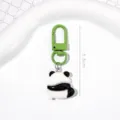 Joli porte-clés panda avec mousqueton vert, pendentif de sac charmant et cadeau mignon 5,5cm. - Panda Ours sur le Dos
