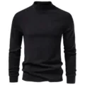 Detalle de camiseta térmica negra de manga larga para hombre con textura suave y cuello alto. - S / Tops / Negro