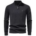 Primo piano del maglione in maglia grigio scuro da uomo con collo alto e mezza zip. - S (Suggerito 50-60KG) / Top / Grigio nero