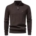 Primo piano dell'elegante colletto alto con mezza zip sul maglione da uomo in maglia marrone. - S (Suggerito 50-60KG) / Top / Marrone Tartarugato