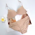 Beige beugelbeha en slip set, sexy variant met voorsluiting en dunne bandjes lingerie. - 70B / Top en Broek / Huidskleur
