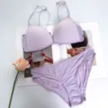 Lavendelkleurige bh-set met voorsluiting, beugelloze dunne bandjes bh en bijpassend slipje. - 70B / Top en Broek / Paars