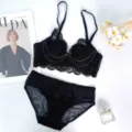 Schwarzes Spitzen-Lingerie-Set, sexy französischer BH und Slip in eleganter schwarzer Variante. - 70B / Set / Schwarz