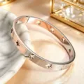 Roestvrijstalen holle sterren armband voor vrouwen, chique mode sieraden verguld 18k. - Zilveren Stijl (MSXBG00000773S)