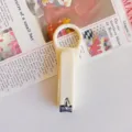 Draagbare beige nagelknipper met een schattig rond handvatontwerp voor handige manicurezorg. - Citroengeel