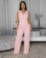 Vista detallada del conjunto de traje de pantalón y chaleco asimétrico sin mangas rosa para mujer. - S / Vestidos