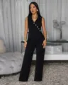 Conjunto de chaleco asimétrico negro sin mangas y pantalón largo, detalles de atuendo de mujer. - S / Vestidos