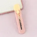 Mini schattig snoepkleur hobbymes, draagbare doossnijder voor kantoor en schoolbriefpapier. - Simpel stanleymes / Melkgeel en roze