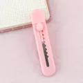 Roze mini cuttermes, schattige kantoorwaren, draagbaar snijgereedschap voor post en papier. - Eenvoudige hobbymessen - Donkerroze