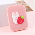 Miroir de maquillage pliable portable en rose avec joli design de lapin fraise en 3D. - Miroir et peigne 2-en-1 de dessin animé / lapin fraise