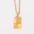Collar de acero inoxidable bañado en oro con colgante rectangular con el signo del zodiaco Piscis. - Piscis