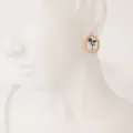 Pendientes ovalados de acero de titanio chapado en oro de 18k con diseño de flor de abril. - Abril - Margarita