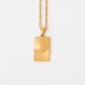 Collar con colgante rectangular del zodiaco de Géminis en acero inoxidable bañado en oro. - Géminis