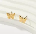 Vista detallada pendientes de botón de mariposa dorados, joyería minimalista de titanio. - Pendientes de Botón Mariposa Dorado Simple Elegante