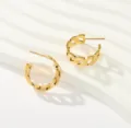 Primer plano detallado de pendientes de aro de cadena dorada, diseño minimalista en C. - Estilo de Eslabones