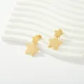 Vista detallada de pendientes de estrella de acero inoxidable chapado en oro con textura martillada - Estilo Móvil Estrella Apilada Doble Capa