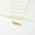Detalle de collar dorado que muestra el elegante colgante de barra con circones. - Modelos de diamantes móviles