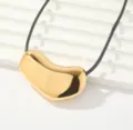 Elegante collar con colgante de frijol dorado y cordón negro, vista detallada. - Estilo de Colgante de Forma de Frijol Pulido