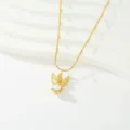 Primer plano detallado de un collar con colgante de perla de ángel chapado en oro. - Modelos de perlas de ángel